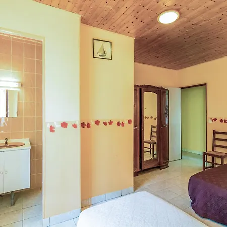 Holiday Home In Salignac With Pool & Views, Cleaning Included Casa vacanze Salignac Eyvigues
